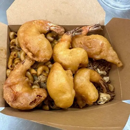 Boîte fusion avec nouilles, riz et crevettes panées
